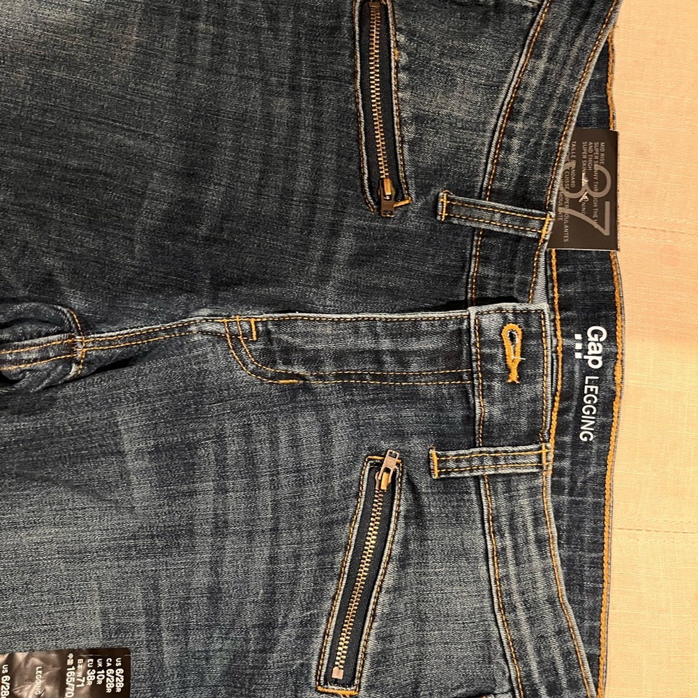NWT Gap skinny jeans with zipper accents